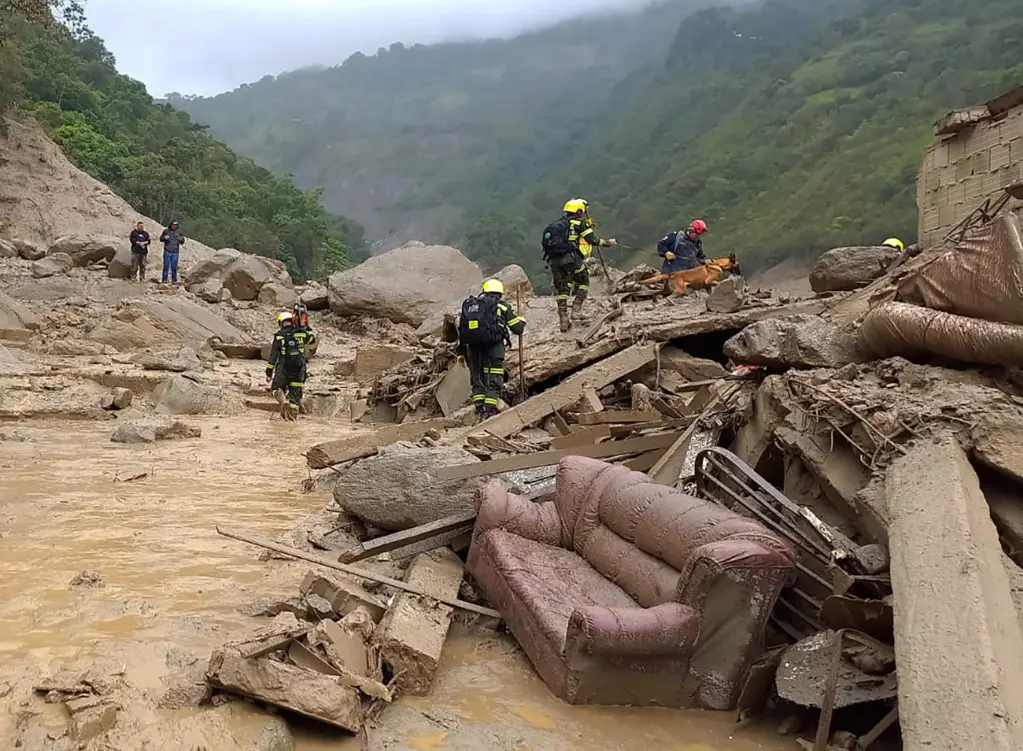 Fotografía cedida por la Policía Nacional de Colombia que muestra a miembros de organismos de rescate en la zona donde ocurrió una avalancha en Quetame, Cundinamarca (Colombia). EFE/Policía De Colombia