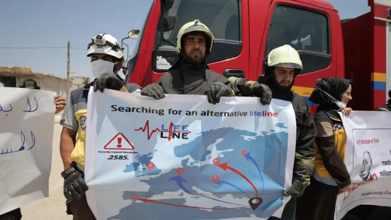 Activistas piden a la comunidad internacional que mantenga el corredor humanitario transfronterizo, en el cruce fronterizo de Bab Al-Hawa, en Idlib (Siria). EFE/Yahya Nemah