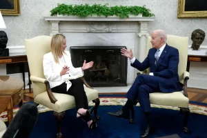El presidente estadounidense, Joe Biden, y la primera ministra italiana, Giorgia Meloni, se reúnen en el Despacho Oval de la Casa Blanca, en Washington (EE.UU.). EFE/EPA/Yuri Gripas/Pool