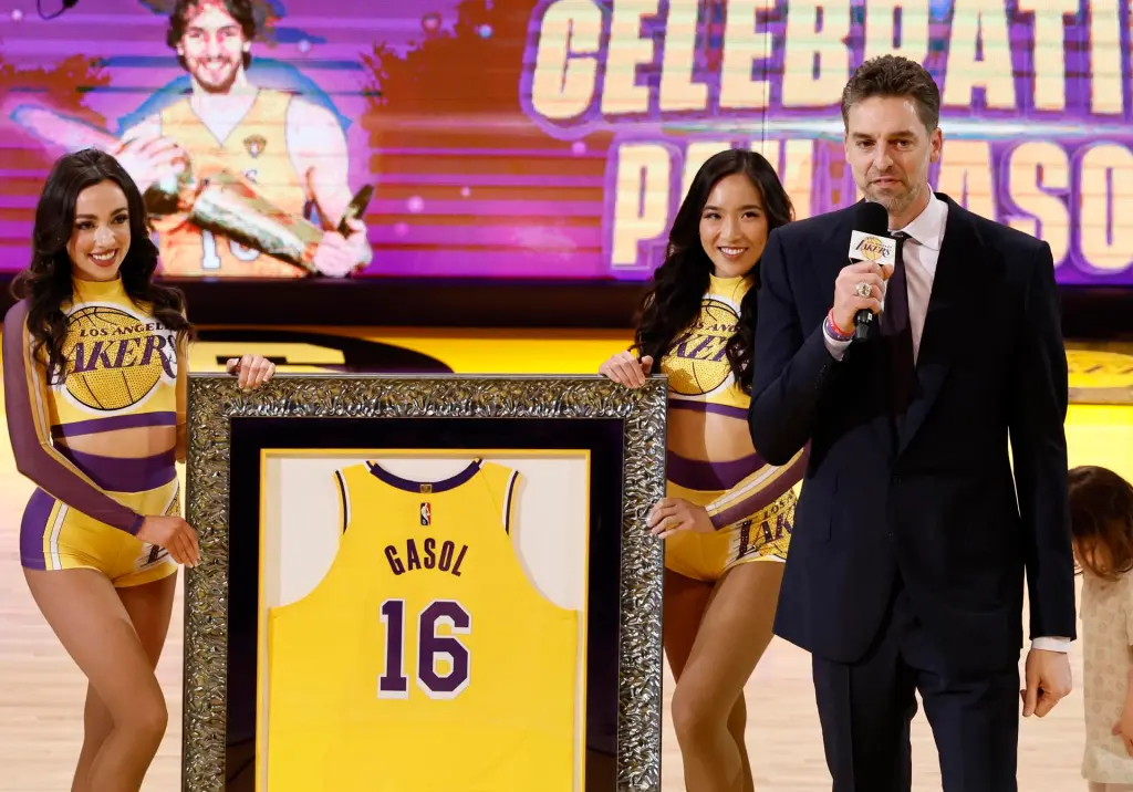 El exjugador español de baloncesto Pau Gasol (d), en una fotografía de archivo. EFE/Etienne Laurent