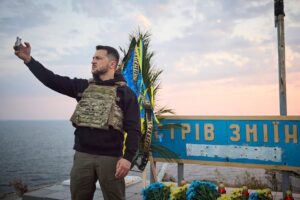 El presidente de Ucrania, Volodymyr Zelensky, hoy en la Isla de las Serpientes. EFE/EPA/Presidential Press Service