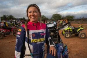 La piloto del equipo Caminhos da Serra, Moara Sacilotti, posa minutos antes de la salida de la cuarta etapa del Rally dos Sertões, en Campo Formoso (Brasil). EFE/André Coelho