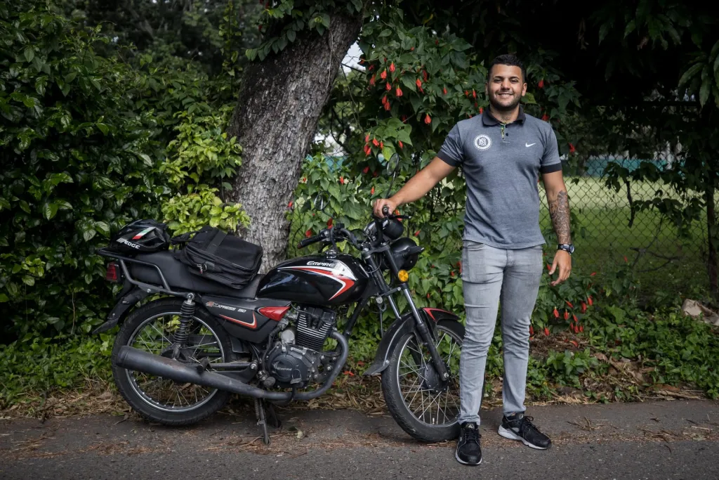 Daniel Zambrano posa durante una entrevista con EFE, en Maiquetía (Venezuela). EFE/Miguel Gutiérrez