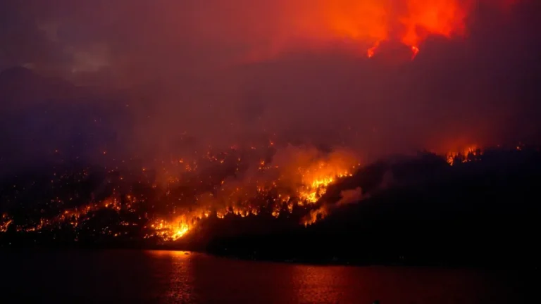 Fotografía cedida de un incendio en el Lago Adams, ubicado en Columbia Británica (Canadá). EFE/Provincial Wildfire Information Officer
