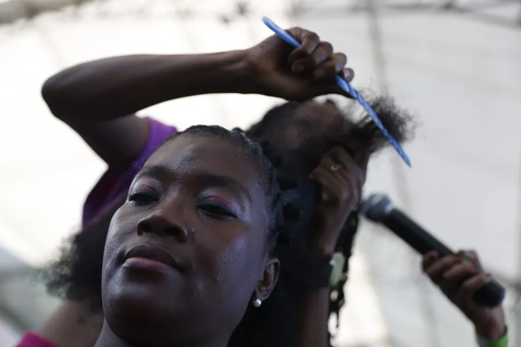 Una mujer es peinada durante el Festival Petronio Álvarez, en Cali (Colombia). EFE/Ernesto Guzmán Jr.