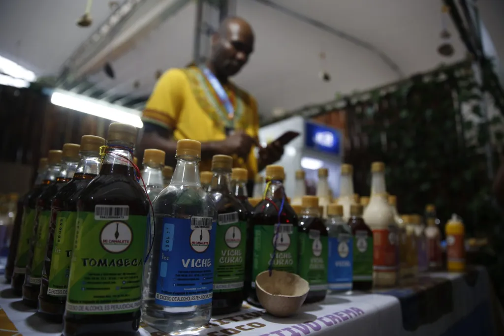 Fotografía de varias botellas de viche, una bebida ancestral del pacífico colombiano durante el Festival de música del Pacífico Petronio Álvarez, en Cali (Colombia). EFE/Ernesto Guzmán