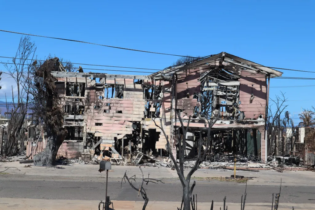 Fotografía de escombros tras un incendio, en Lahaina (EE.UU.). EFE/Octavio Guzmán