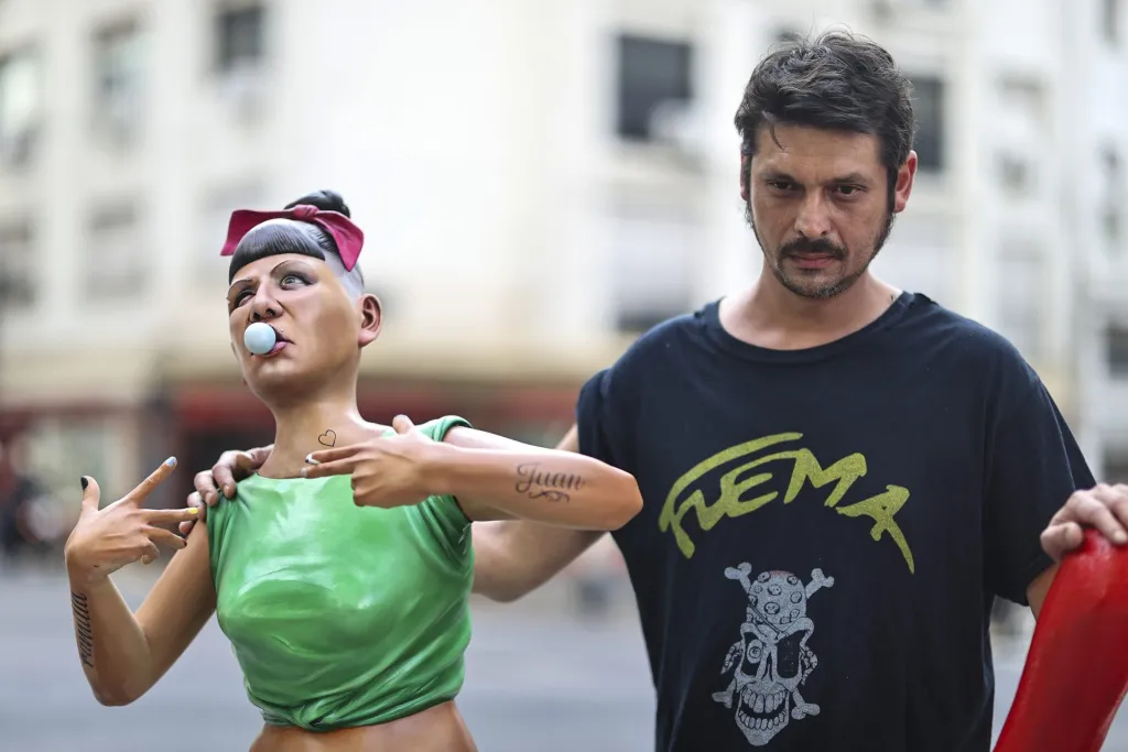 El artista chileno Nicolás Miranda posa junto a sus obras durante una intervención en una calle, en Buenos Aires (Argentina). EFE/Juan Ignacio Roncoroni
