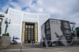 Fachada de la Biblioteca Pública de Brooklyn durante la exposición "The Book of Hov" que resalta la vida y obra del rapero Jay-Z, en Nueva York (EE.UU.). EFE/Ángel Colmenares