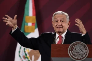 El presidente de México, Andrés Manuel López Obrador, habla durante una rueda de prensa hoy, en el Palacio Nacional de la Ciudad de México (México). EFE/José Méndez