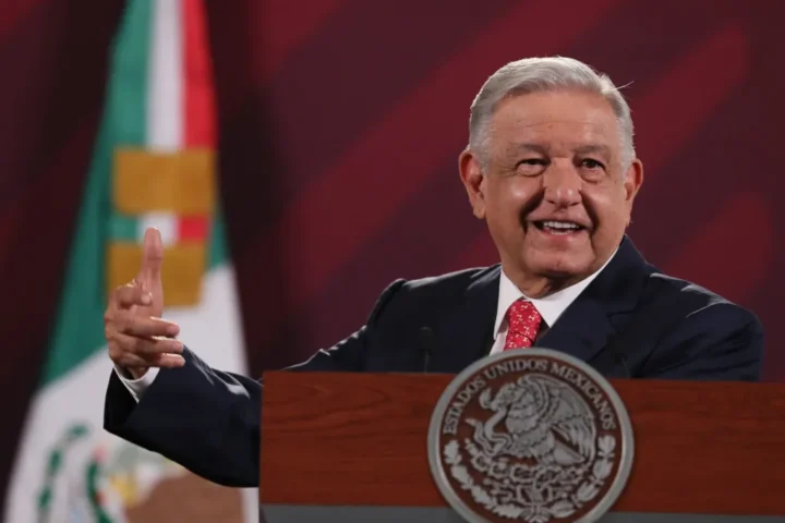 El presidente de México, Andrés Manuel López Obrador, habla durante su rueda de prensa matutina hoy, en el Palacio Nacional de la Ciudad de México (México). EFE/Mario Guzmán