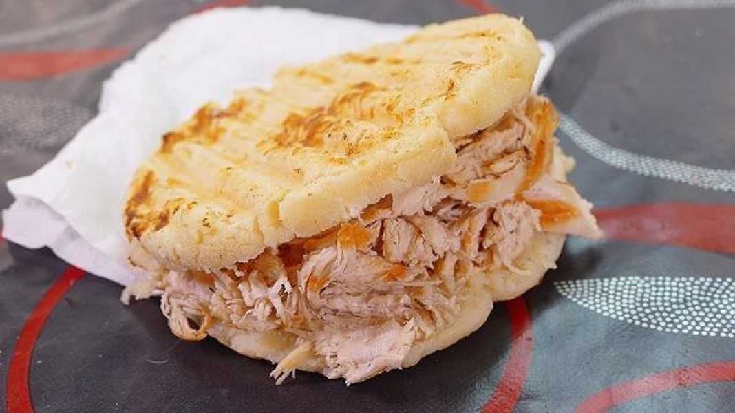 Arepas rellenas de estofado de pavo: rica receta para desayunar