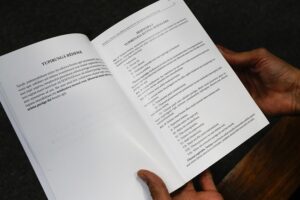 Fotografía de algunas de las páginas de la versión de la Constitución Federal brasileña en nheengatu, el idioma general amazónico original del tupi. EFE/André Coelho