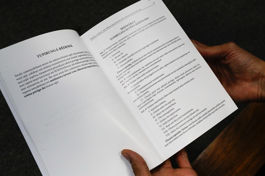 Fotografía de algunas de las páginas de la versión de la Constitución Federal brasileña en nheengatu, el idioma general amazónico original del tupi. EFE/André Coelho