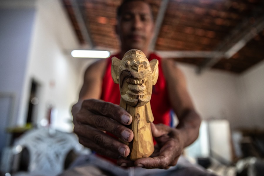 Detalle de una pequeña "carranca" (talla escultórica en madera con la figura de un demonio), esculpida por el artesano Lesandro Evangelista de Oliveira, en el taller Maestro Quincas, en Petrolina (Pernambuco, Brasil). EFE/André Cohelo