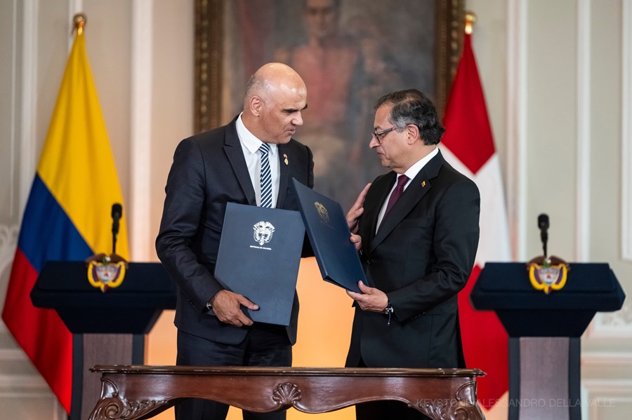 El presidente de Colombia Gustavo Petro (d) y el presidente de Suiza, Alain Berset. EFE/EPA/ALESSANDRO DELLA VALLE
