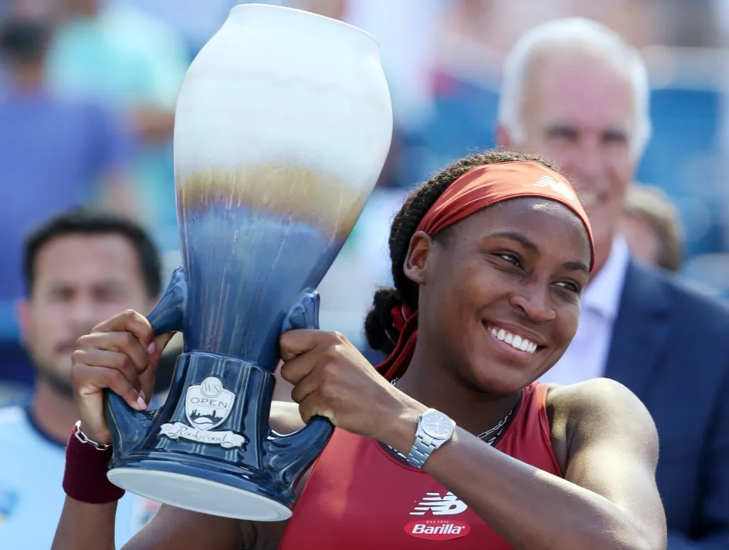 La tenista estadounidense Coco Gauff celebra tras vencer a la checa Karolina Muchova en la final de WTA 1.000 de Cincinnati, este 20 de agosto de 2023, en Mason, Ohio (EE.UU.). EFE/Mark Lyons