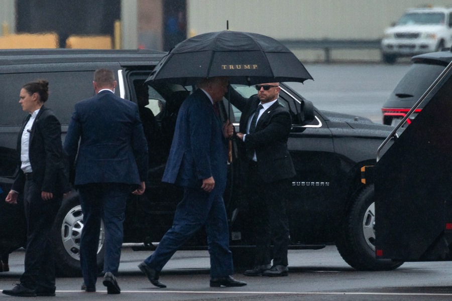 El expresidente estadounidense Donald Trump (c) camina para abordar un avión en el Aeropuerto Nacional Ronald Reagan de Washington después de que la jueza Tanya Sue Chutkan lo procesara en Washington. EFE/EPA/ERIC LEE