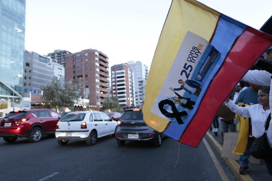Simpatizantes del candidato a la presidencia Fernando Villavicencio homenajeaban al político asesinato en las calles de Quito.. EFE/ Santiago Fernández