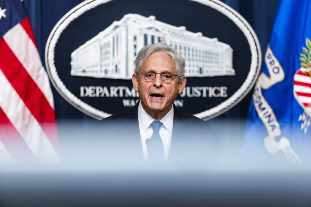 El secretario de Justicia de Estados Unidos, Merrick Garland, entra a una rueda de prensa, este 11 de agosto de 2023, en Washington. EFE/Jim Lo Scalzo