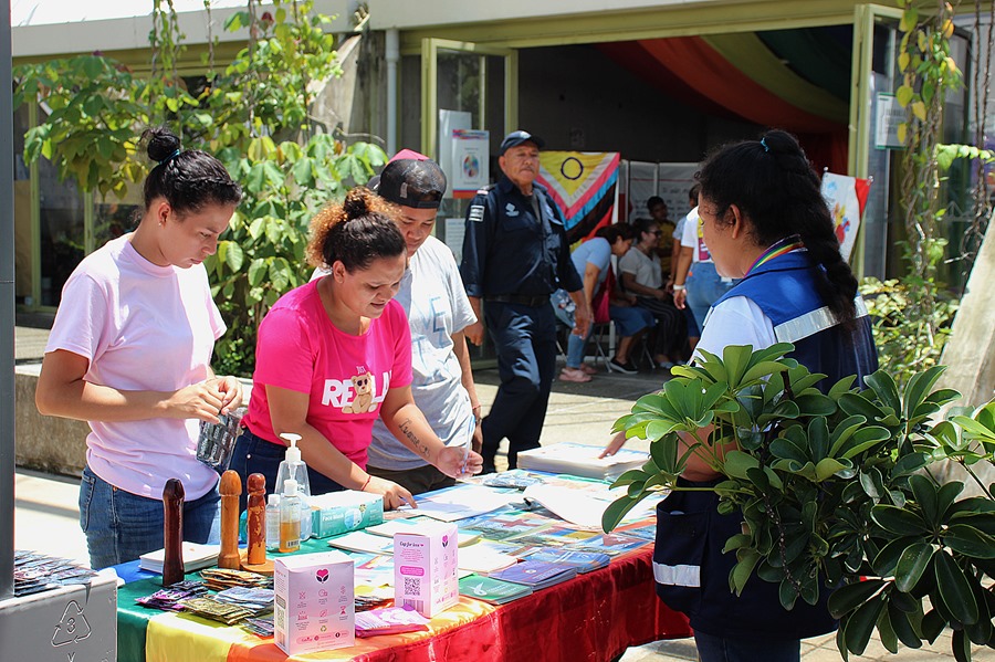 MEX1593. TAPACHULA (MÉXICO), 02/08/2023.- Migrantes reciben información contra la prevención del SIDA, el 1 de agosto de 2023, en Tapachula (México). Activistas de Una Mano Amiga en la Lucha Contra el Sida (UMA) y migrantes de la comunidad LGBTI denunciaron que durante su estancia en la frontera sur de México afrontan la violencia, estigma, discriminación y acoso de ciudadanos y autoridades mexicanas. EFE/ Juan Manuel Blanco