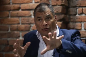 El expresidente de Ecuador Rafael Correa habla durante una entrevista con EFE, en Ciudad de México (México). EFE/Isaac Esquivel