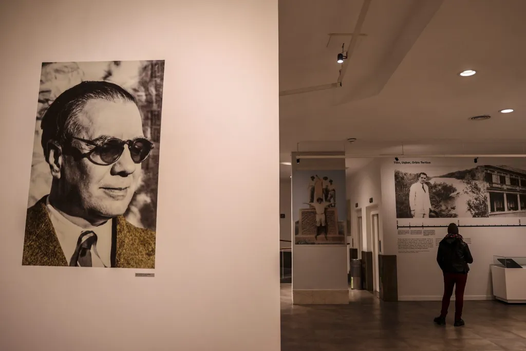 Personas visitan la muestra "Ficciones", en el Centro Cultural Borges de Buenos Aires (Argentina). EFE/Juan Ignacio Roncoroni