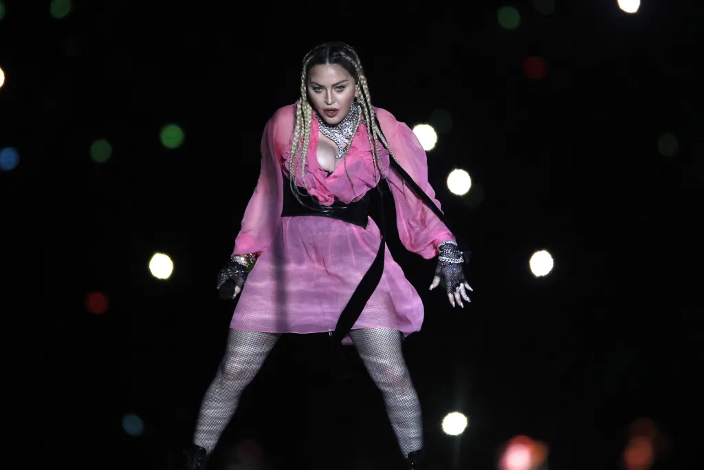 Fotografía de archivo que muestra a la cantante estadounidense Madonna mientras se presenta durante el concierto "Medallo en el mapa" de Maluma, en Medellín (Colombia). EFE/Luis Eduardo Noriega
