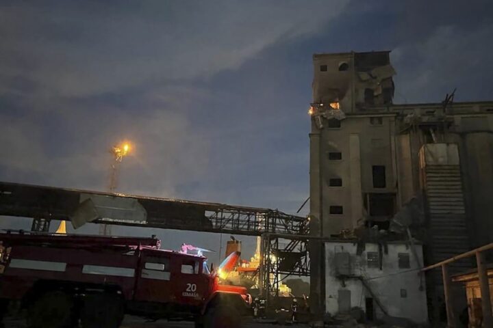 Imagen facilitada por el Jefe de la Administración Regional de Odesa, Oleh Kiper, que muestra a los rescatistas ucranianos trabajando en el lugar de un ataque con drones rusos contra una infraestructura portuaria en la región de Odesa, este 2 de agosto. EFE/EPA/DIRECCIÓN REGIONAL DE ODESA