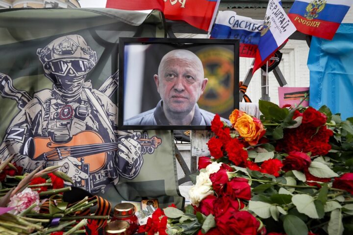 Un retrato del jefe de PMC Wagner, Yevgeny Prigozhin, en un monumento informal a él en Moscú. EFE/EPA/Yuri Kochetkov