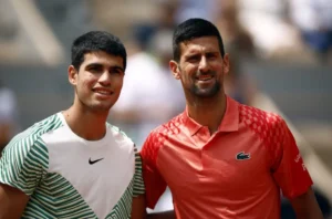 Los tenistas Novak Djokovic (d), de Serbia, y Carlos Alcaraz (i), de España, en una fotografía de archivo. EFE/Yoan Valat
