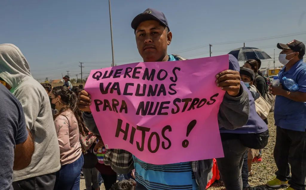 Migrantes protestan por la falta de vacunas y atención medica ante el brote de varicela al exterior del Consulado de Estados Unidos, el 24 de agosto de 2023, en Tijuana (México). EFE/Joebeth Terríquez