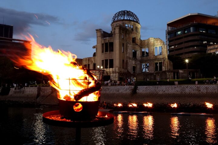 Una antorcha encendida en una zona emblemática de recuerdo a las víctimas de Hiroshima en el 78 aniversario de su bombardeo. EFE/EPA/Jiji Press Japan