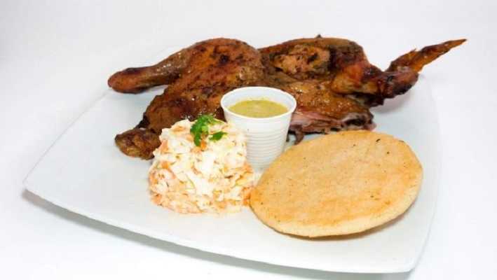 Arepas rellenas de estofado de pavo