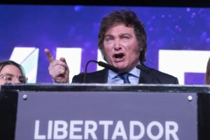 El economista ultraliberal Javier Milei habla durante un mitin tras conocer los resultados de las primarias, en Buenos Aires (Argentina). EFE/ Gala Abramovich