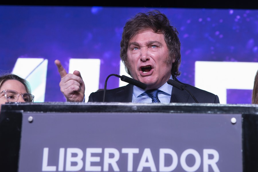 El economista ultraliberal Javier Milei habla durante un mitin tras conocer los resultados de las primarias, en Buenos Aires (Argentina). EFE/ Gala Abramovich