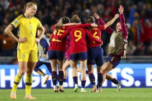 Las jugadoras españolas celebran tras ganar a Suecia en la semifinal del Mundial femenino de fútbol disputado este martes en Auckland (Nueva Zelanda). EFE/Aaron Gillions