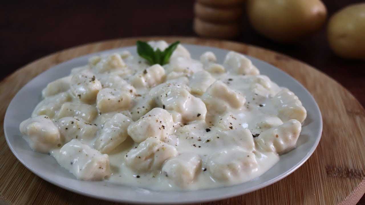 Ñoquis de papa con salsa de panceta y ensalada, sigue la receta