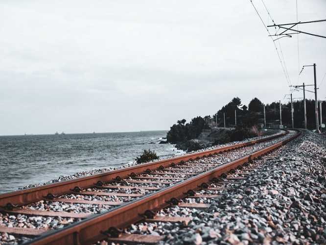 Piedras en las vías del tren