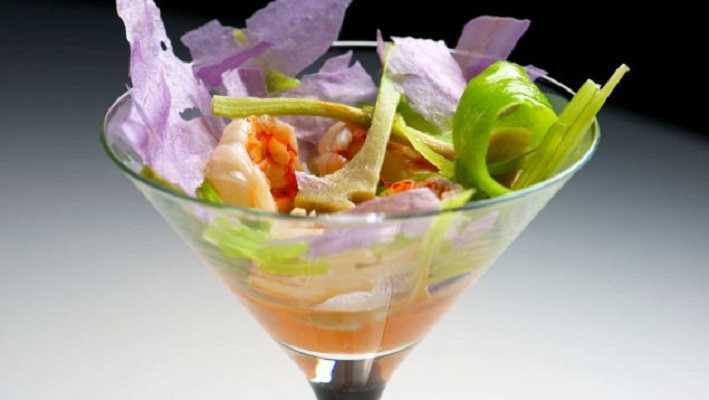 Queso burrata con camarones y tomate