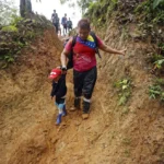 Migrantes caminan por una montaña con la intención de llegar a Panamá a través del Tapón del Darién (Colombia), en una fotografía de archivo. EFE/Mauricio Dueñas Castañeda