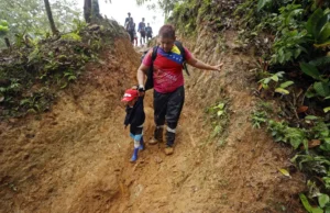 Migrantes caminan por una montaña con la intención de llegar a Panamá a través del Tapón del Darién (Colombia), en una fotografía de archivo. EFE/Mauricio Dueñas Castañeda