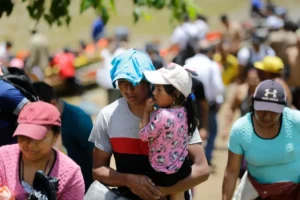 Migrantes caminan en el sector de Lajas Blancas en el Darién (Panamá), en una fotografía de archivo. EFE/Carlos Lemos