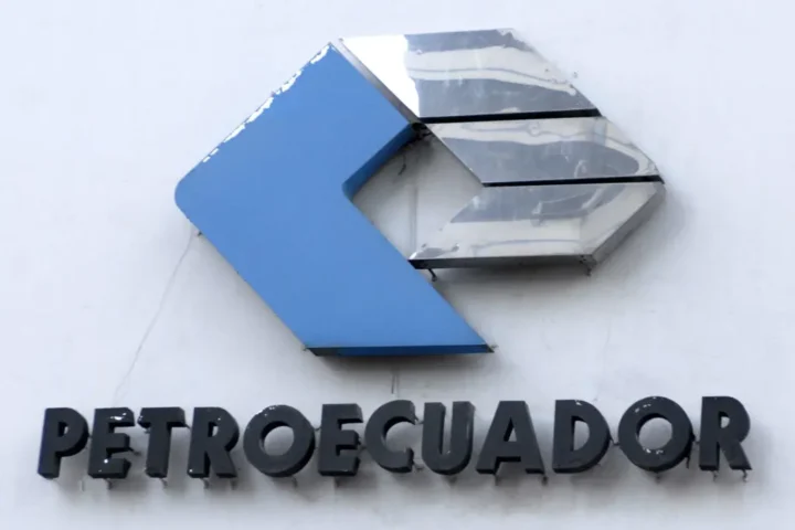 Foto de archivo del logotipo de la petrolera estatal ecuatoriana Petroecuador. EFE/Guillermo Legaria