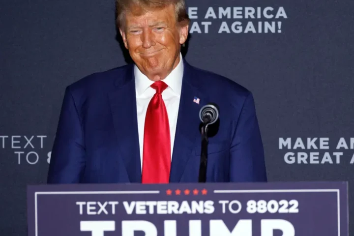 El expresidente de Estados Unidos Donald Trump se dirige a una multitud de simpatizantes durante un mitin en Windham, Nuevo Hampshire (EE.UU.). EFE/EPA/CJ Gunther