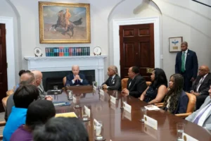 El presidente de Estados Unidos, Joe Biden, participa en una reunión con los organizadores del 60 aniversario de la histórica Marcha en la Casa Blanca, en Washington. EFE/EPA/Chris Kleponis/Pool