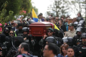 Miembros de la Policía cargan el féretro del candidato presidencial Fernando Villavicencio rumbo a su entierro en Quito (Ecuador). EFE/ José Jácome