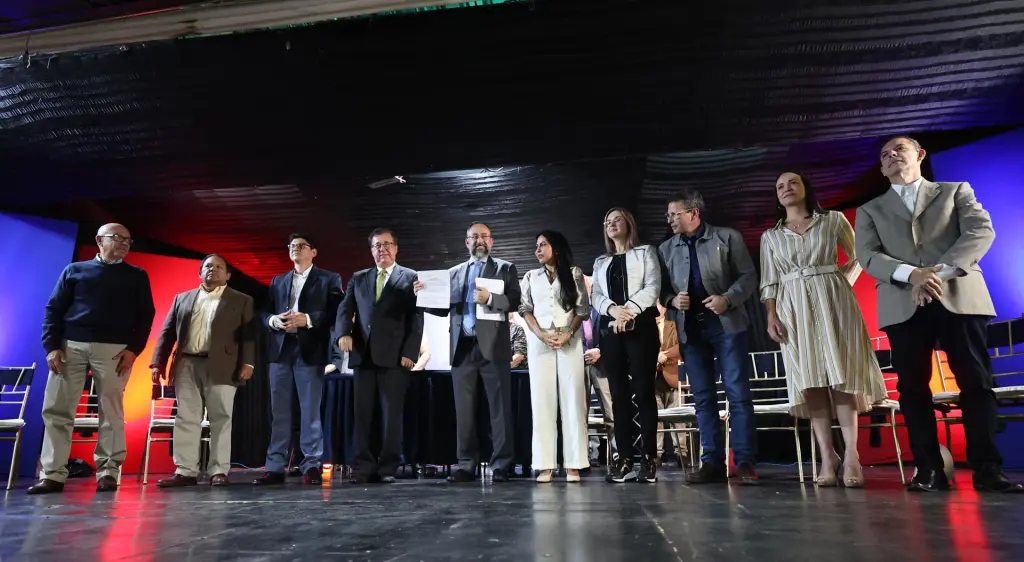 Los precandidatos presidenciales de la oposición, desde la izquierda, Andrés Caleca, Andrés Velásquez, César Almeida, César Pérez Vivas, Jesús María Casal, Delsa Solórzano, Gloria Pinho, Henrique Capriles, María Corina Machado y Roberto Enríquez Lavaud, posan durante un acto político conjunto hoy, en Caracas (Venezuela). EFE/Miguel Gutiérrez