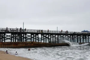Las olas chocan contra un muelle en Seal Beach, California (EE.UU.). EFE/EPA/Caroline Brehman
