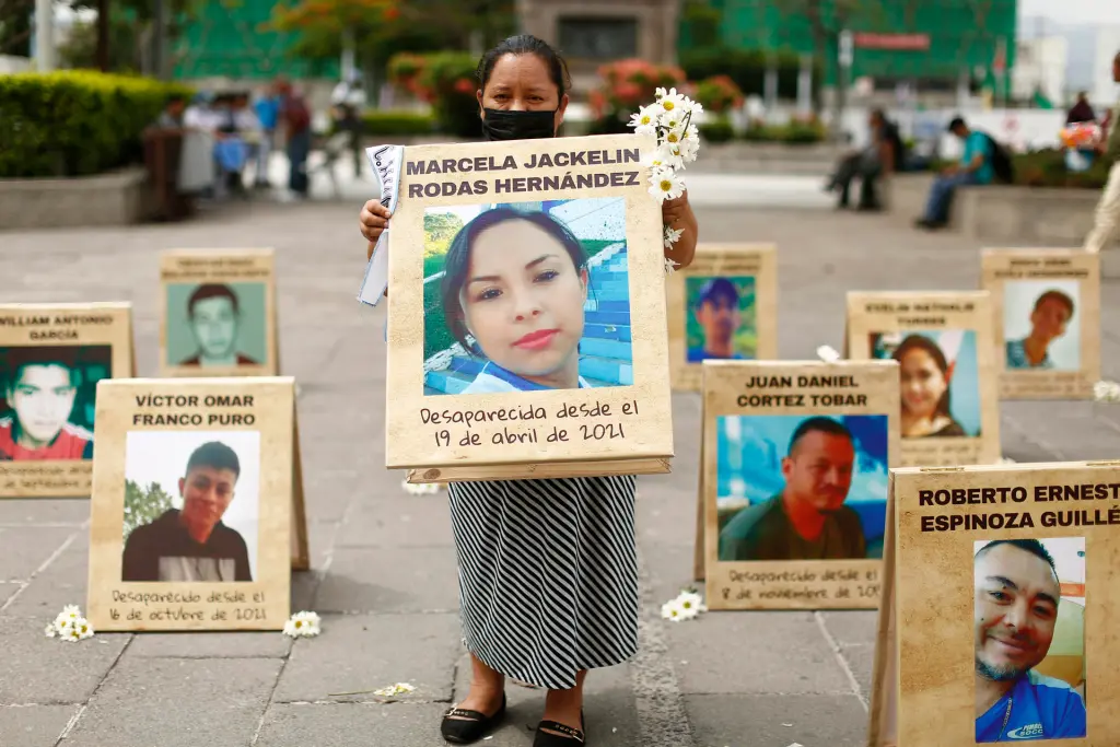 Varias fotografías de personas desaparecidas son exhibidas durante una acción para exhortar a las autoridades de Justicia del país a aclarar los casos denunciados, en la Plaza Gerardo Barrios en San Salvador (El Salvador). EFE/Rodrigo Sura